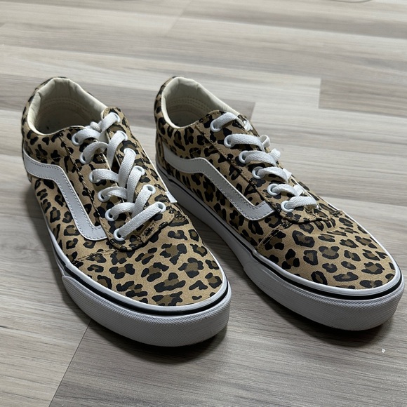 Vans Women’s Tan/White Leopard Print Low Top Sneakers Size 9.5 - Picture 1 of 10